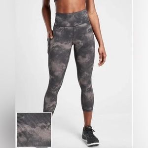 Athleta 598755 Ultimate Stash Pocket Printed Capri